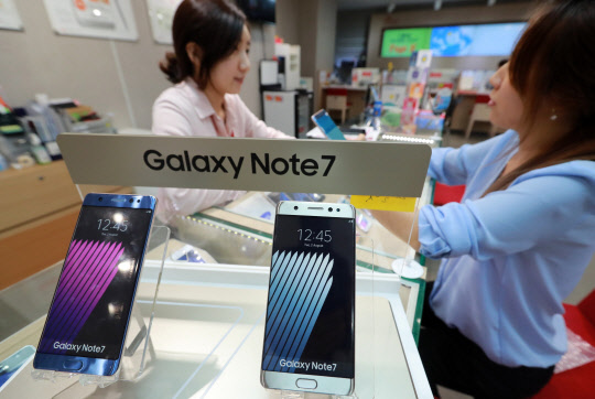 재개된 갤노트7 예약자 개통      (서울=연합뉴스) 최재구 기자 = 통신사별로 갤럭시 노트7 예약 구매자 개통업무가 재개된 28일 서울시내 한 통신사 매장에서 시민이 갤럭시 노트7과 관련한 상담을 하고 있다.